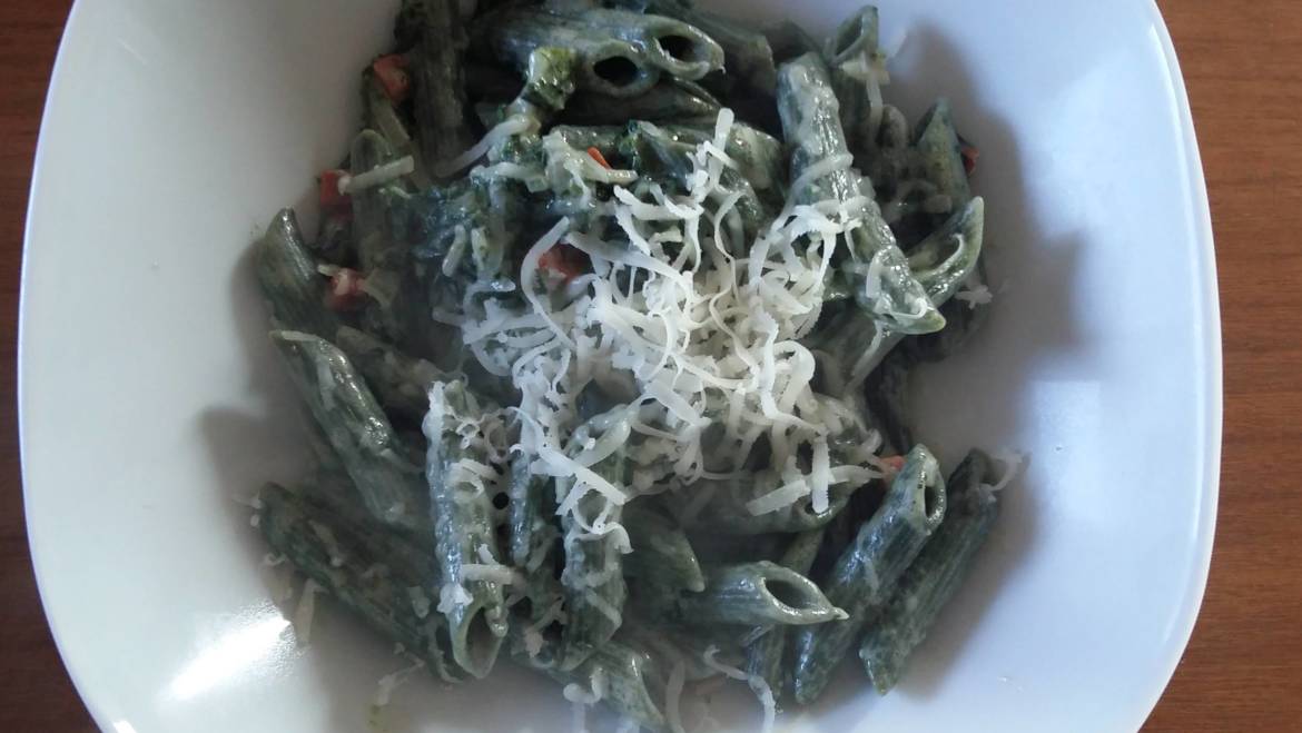 Pasta alla spirulina con cavolo nero e pecorino