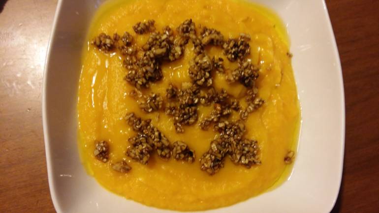 Vellutata di carote e zucca con mandorle e semi di sesamo