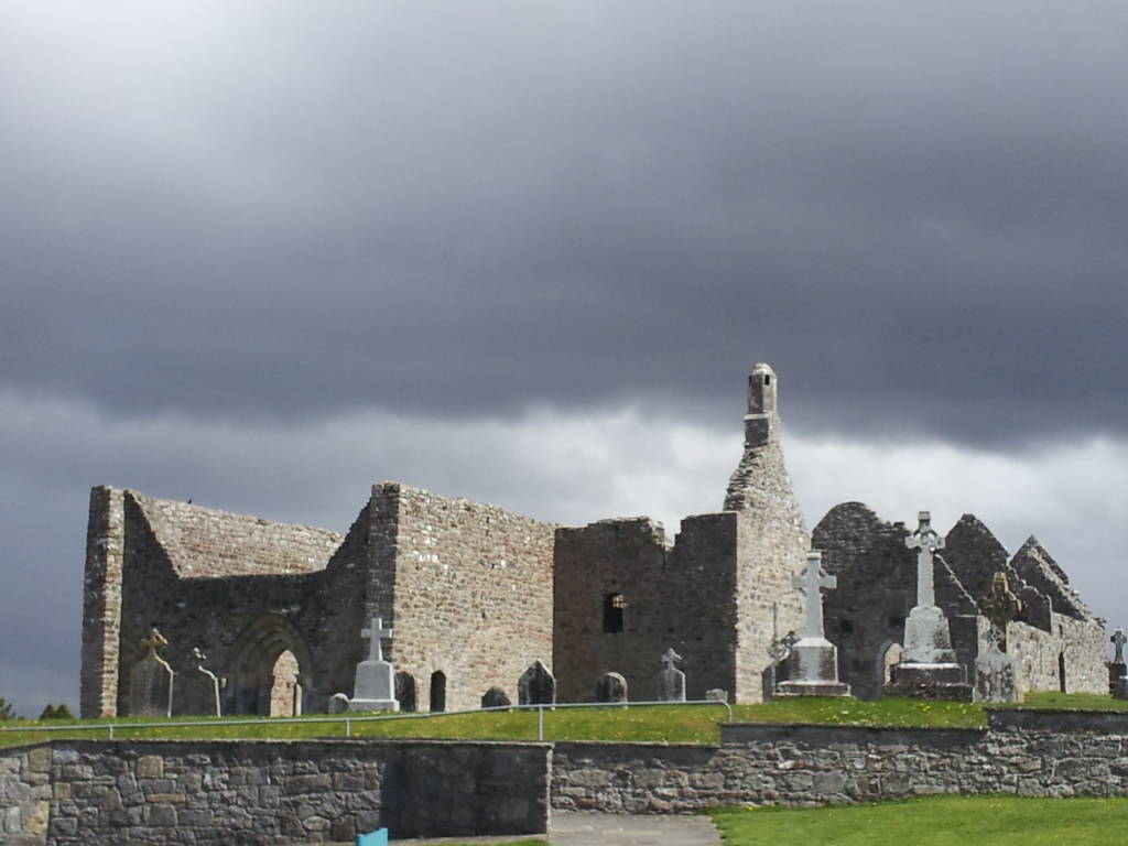 cielo plumbeo su Clonmacnoise