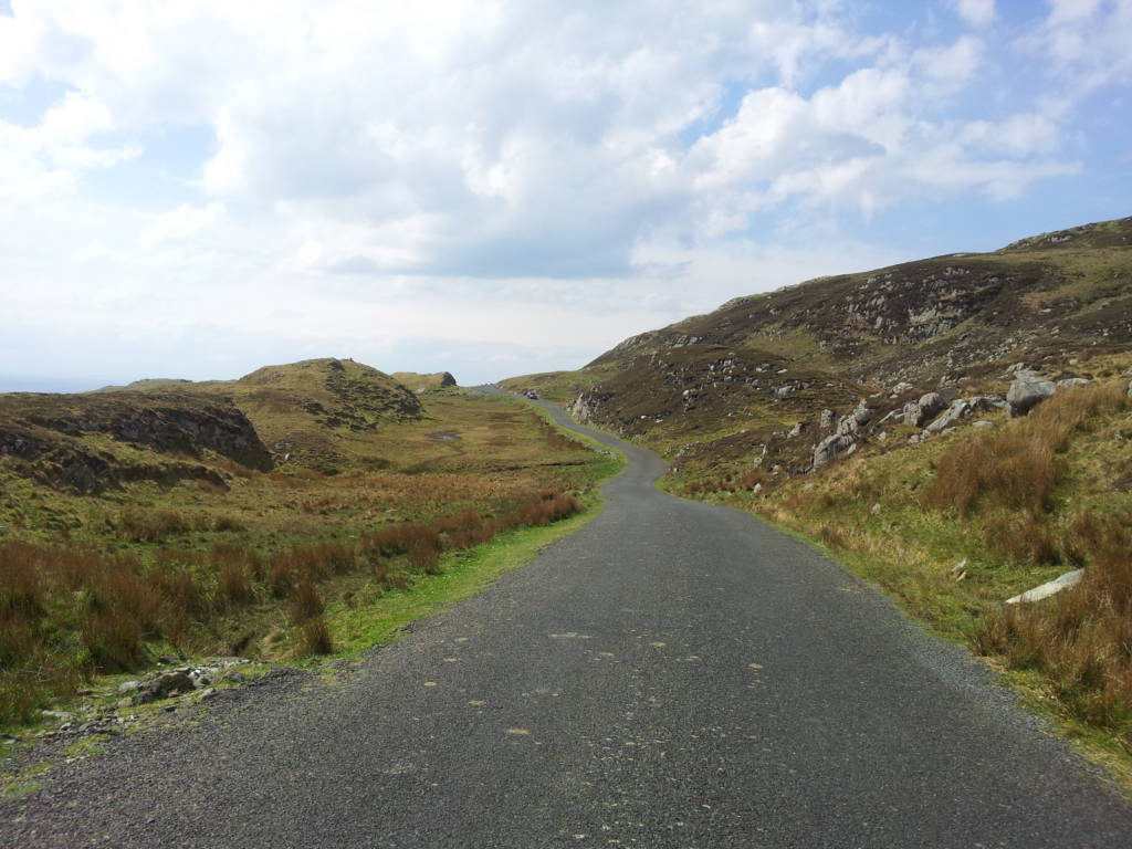 la strada verso le slieve league nel Donegal